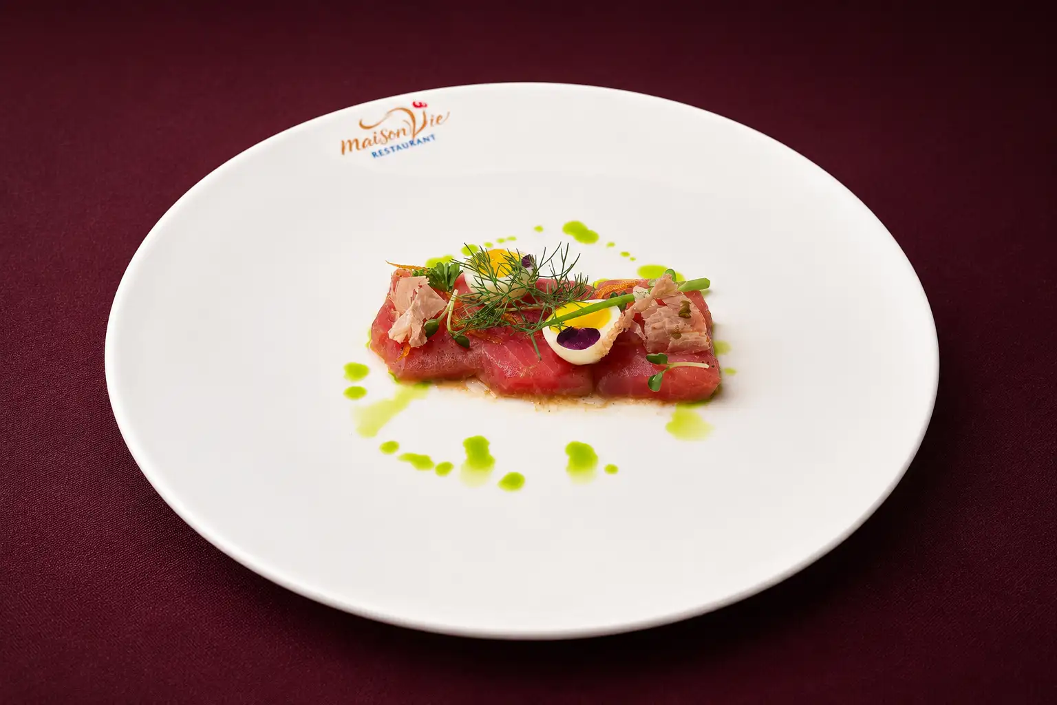Carpaccio cá ngừ Nha Trang trên đĩa Maison Vie — món khai vị lạnh của Menu Dégustation